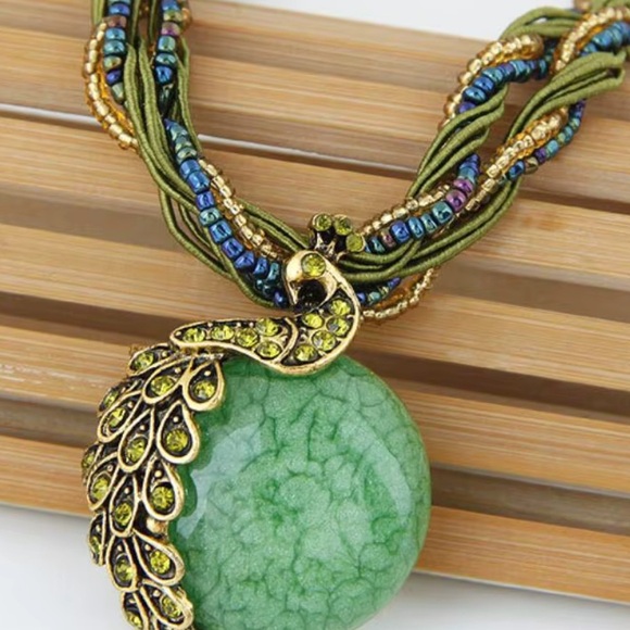 Vintage women bird element Green Pendant Necklace - Picture 3 of 5
